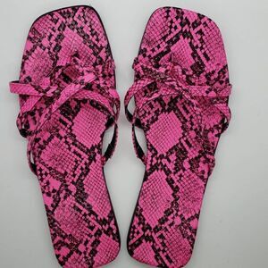 14th And Union Size 7 Hot Pink Snake Skin Flip Flop